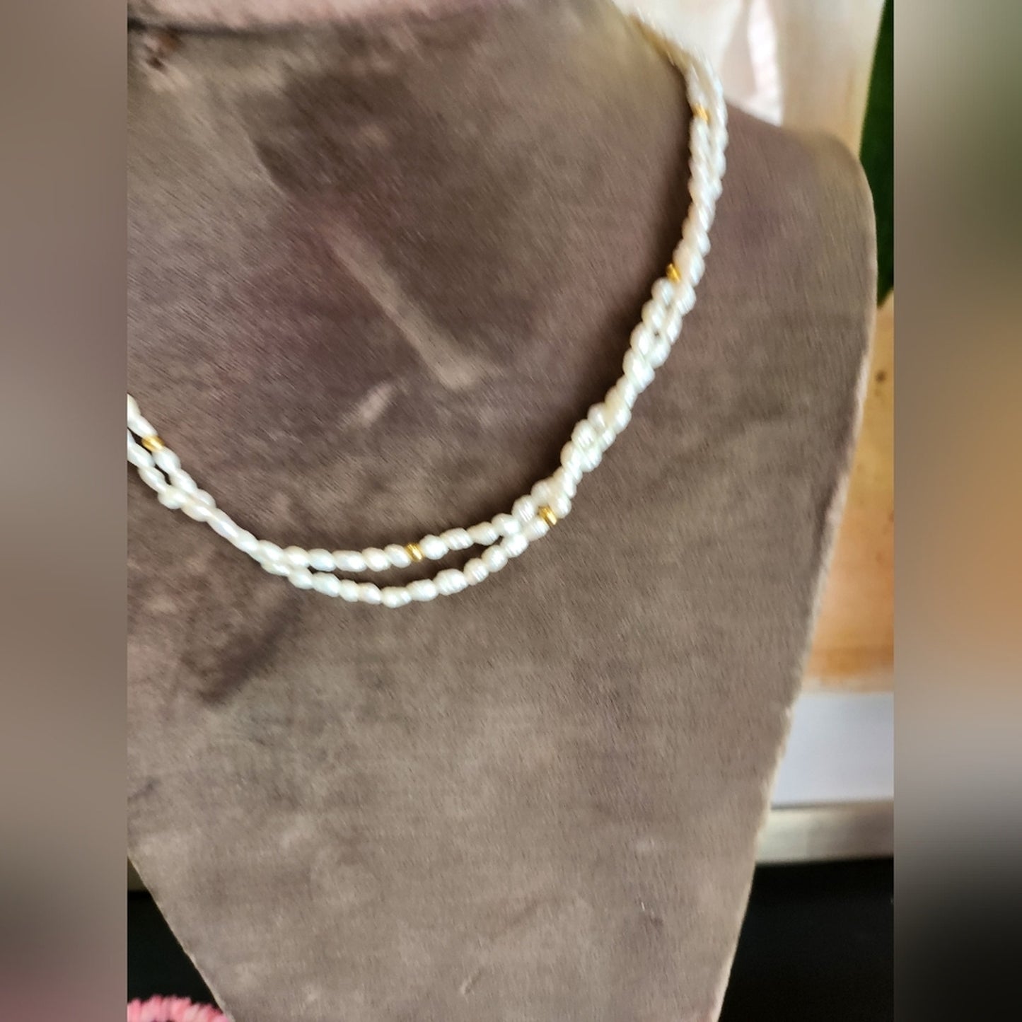 Pretty Delicate Vintage White Pearl And Gold Accent Beaded Necklace