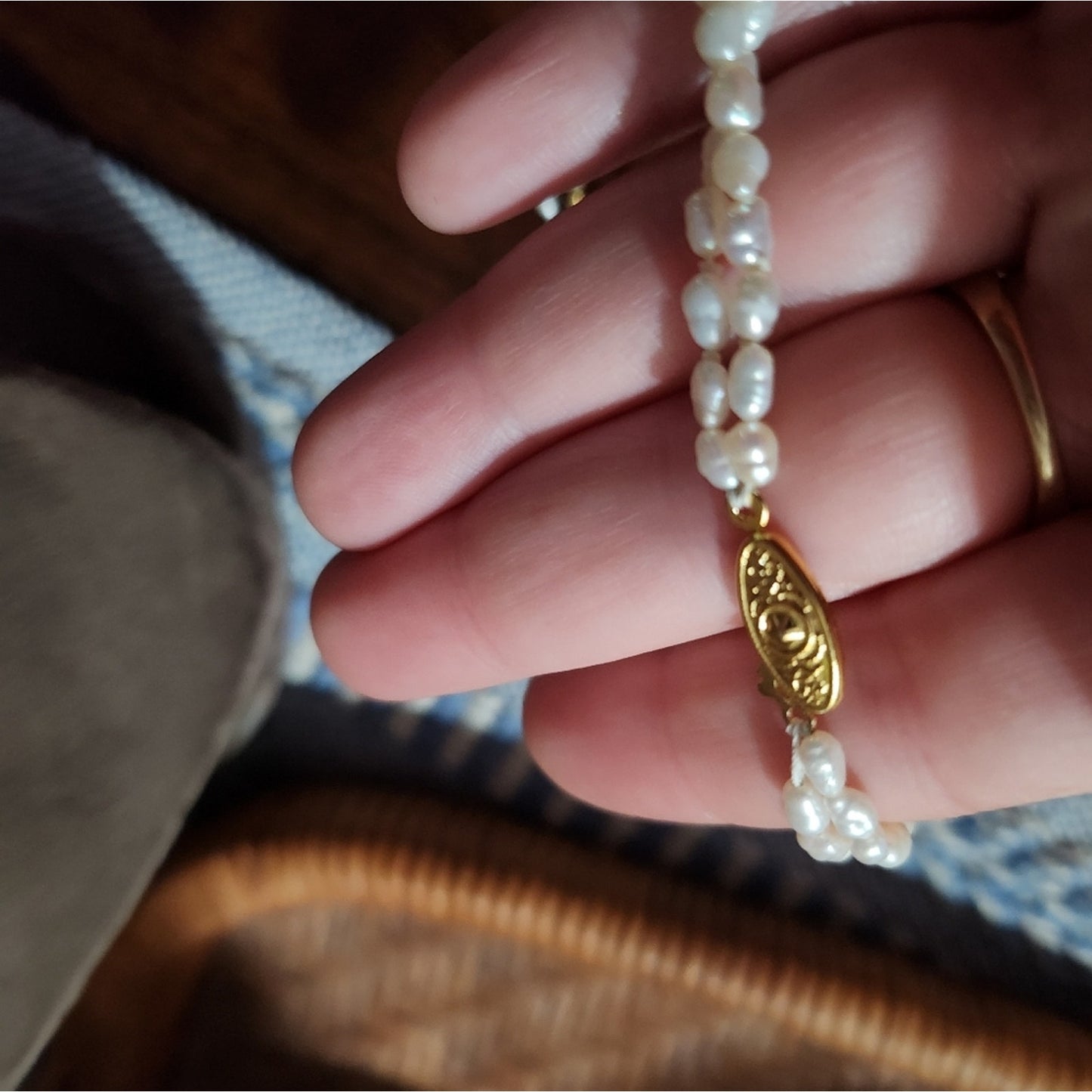 Pretty Delicate Vintage White Pearl And Gold Accent Beaded Necklace